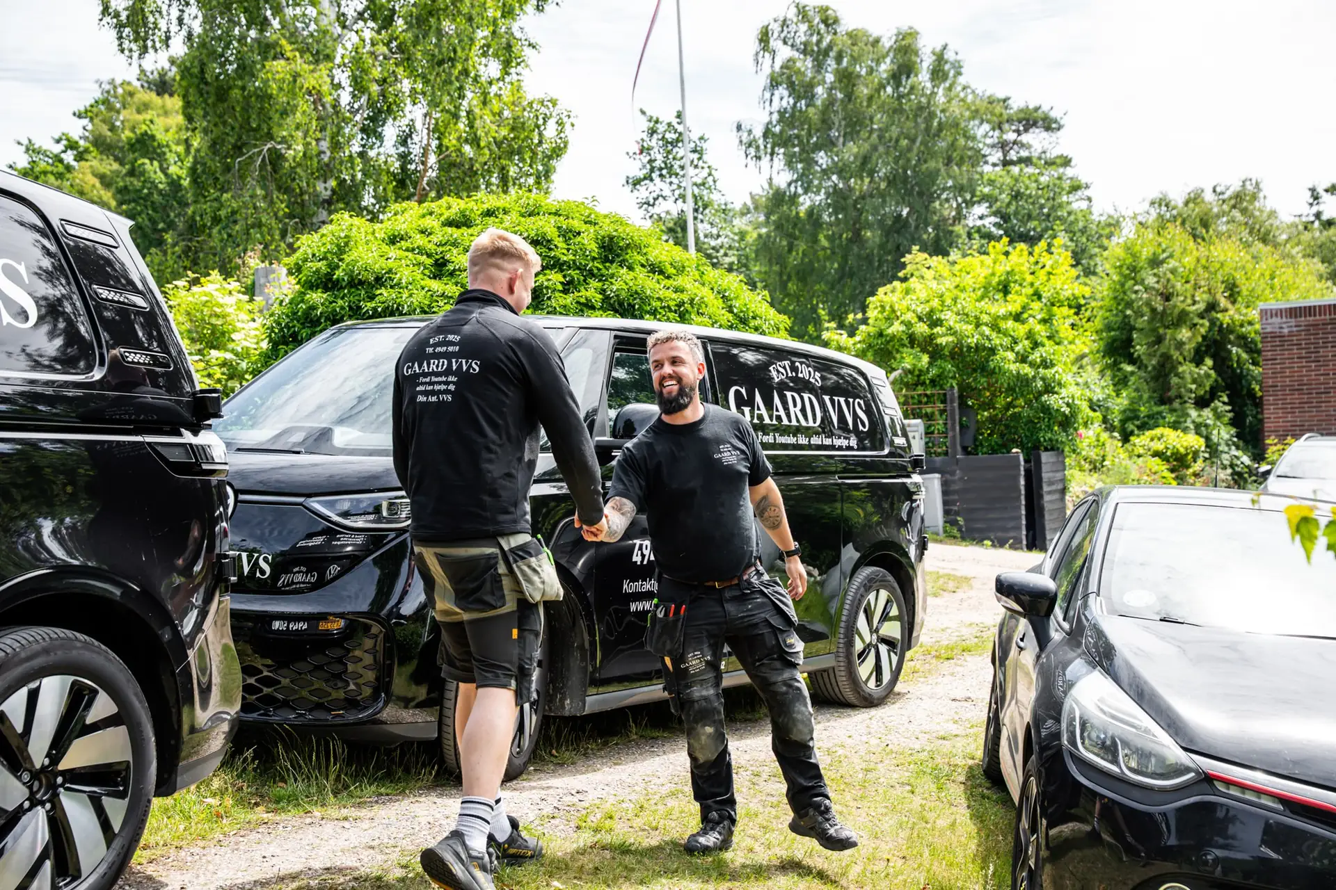 Alex og Mads fra Gaard VVS ved firmabilerne