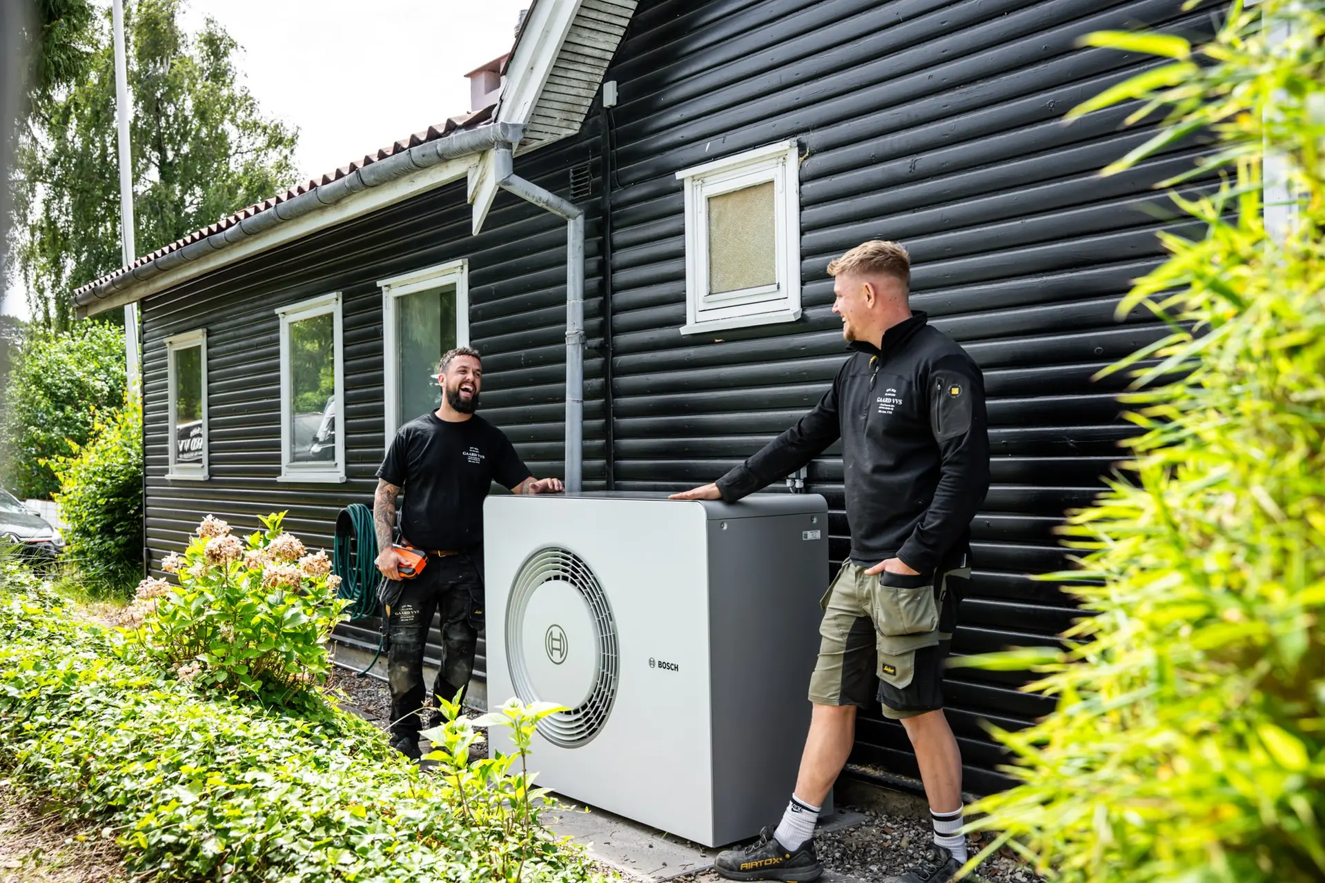 Alex og Mads fra Gaard VVS ved en Bosch varmepumpe de har installeret